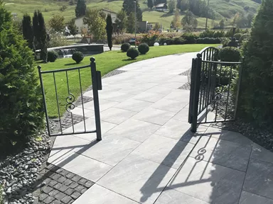 NATURE MOMENTS Gartenplatte dunkelgrau mit Schieferstruktur vollkantig L 60 cm B 60 cm H 5.5 cm