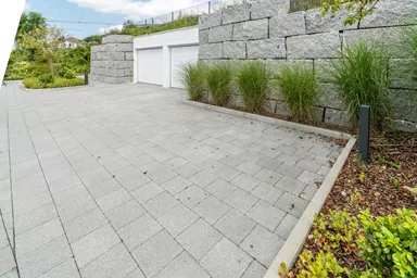 CARENA Sickerstein fino mit Nocken grau haufwerksporig gefast L 25 cm B 25 cm H 8 cm