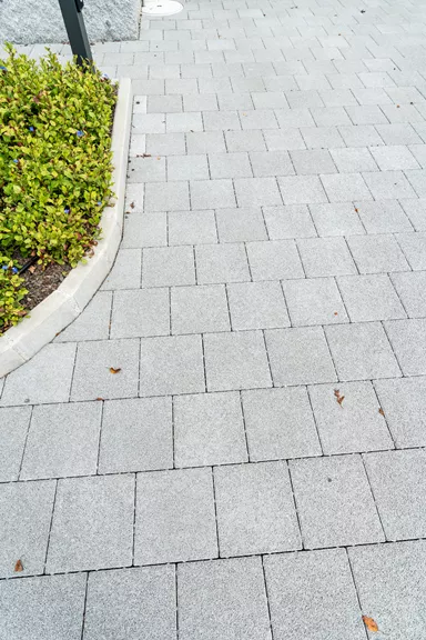 CARENA Sickerstein fino mit Nocken grau haufwerksporig gefast L 25 cm B 25 cm H 8 cm