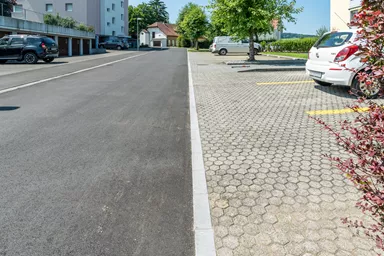 Rand- und Schalenstein HQR grau einseitig gefast Oberseite und 1 Längsseite teils gestrahlt L 35 cm B 12 cm H 20 cm