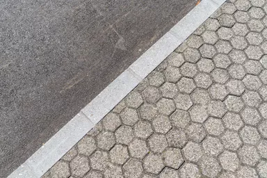 Rand- und Schalenstein HQR grau einseitig gefast Oberseite und 1 Längsseite teils gestrahlt L 35 cm B 12 cm H 20 cm