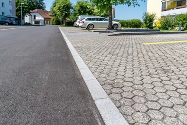 Rand- und Schalenstein HQR grau einseitig gefast Oberseite und 1 Längsseite teils gestrahlt L 35 cm B 12 cm H 20 cm