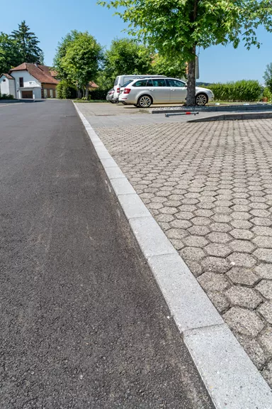 Rand- und Schalenstein HQR grau einseitig gefast Oberseite und 1 Längsseite teils gestrahlt L 35 cm B 12 cm H 20 cm