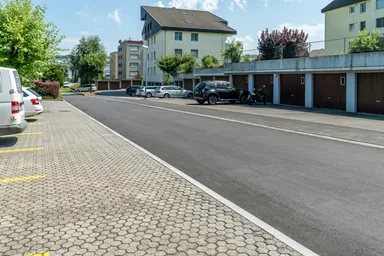 Rand- und Schalenstein HQR grau einseitig gefast Oberseite und 1 Längsseite teils gestrahlt L 35 cm B 12 cm H 20 cm