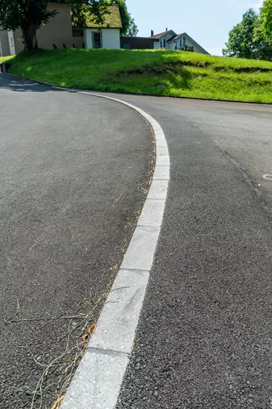 Rand- und Schalenstein HQR grau einseitig gefast Oberseite und 1 Längsseite teils gestrahlt L 35 cm B 12 cm H 20 cm