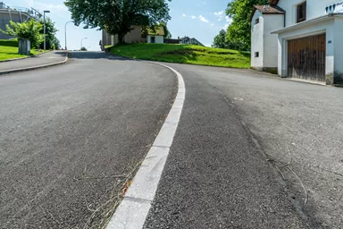 Rand- und Schalenstein HQR grau einseitig gefast Oberseite und 1 Längsseite teils gestrahlt L 35 cm B 12 cm H 20 cm