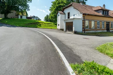 Rand- und Schalenstein HQR grau einseitig gefast Oberseite und 1 Längsseite teils gestrahlt L 35 cm B 12 cm H 20 cm