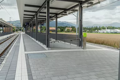 CARENA Sicherheitslinienpflasterstein Typ S und N mit Nockenverbund weiss mit 3 taktilen Linien L 25 cm B 18.75 cm H 6.4 cm