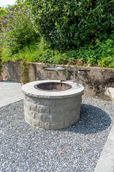 SANTURO Feuerstelle Set aus Weinbergmauerst. 1-s. gesp. Kanten gebrochen B 25 cm grau 5-lagig D 125 cm H 75 cm