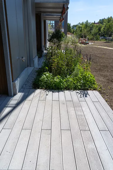 BOSCUS Betonbrett mit einseitiger Rillenstruktur grau strukturiert gerundet L 166.5 cm B 14.3 cm H 4 cm