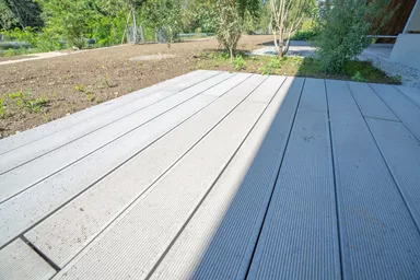 BOSCUS Betonbrett mit einseitiger Rillenstruktur grau strukturiert gerundet L 166.5 cm B 14.3 cm H 4 cm