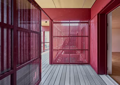 BOSCUS Betonbrett mit einseitiger Holzstruktur grau strukturiert gerundet L 166.5 cm B 14.3 cm H 4 cm