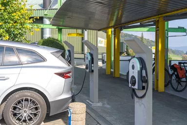 Betonelement für Ladestation einfach grau glatt vollkantig bewehrt L 34 cm B 34 cm H 166 cm