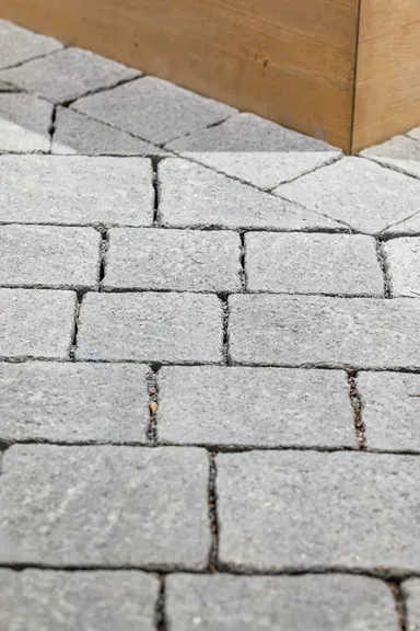 FRIEDA Pflasterstein perlgrau strukturiert Kanten gebr. L 8.8-11.8 cm B 9.8 cm H 7 cm