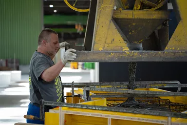 Betonelement für Ladestation einfach grau glatt vollkantig bewehrt L 34 cm B 34 cm H 166 cm