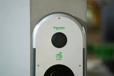 Betonelement für Ladestation einfach grau glatt vollkantig bewehrt L 34 cm B 34 cm H 166 cm