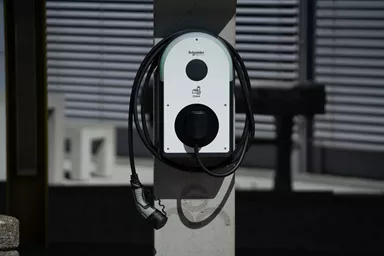 Betonelement für Ladestation einfach grau glatt vollkantig bewehrt L 34 cm B 34 cm H 166 cm