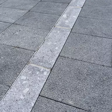 Randabschlussstein grau glatt Kanten leicht gerundet gegossen L 100 cm B 10 cm H 15 cm