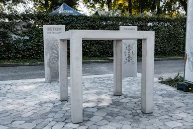 INTERMEZZO Stehtisch light grau glatt vollkantig bewehrt L 110 cm B 110 cm H 110 cm