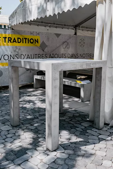 INTERMEZZO Stehtisch light grau glatt vollkantig bewehrt L 110 cm B 110 cm H 110 cm