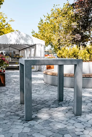 INTERMEZZO Stehtisch light grau glatt vollkantig bewehrt L 110 cm B 110 cm H 110 cm