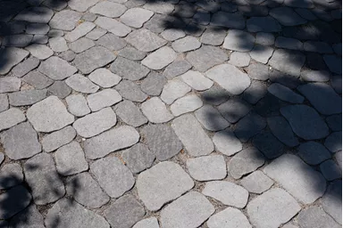 ARENA VISTA Pflasterstein perlgrau strukturiert Kanten gebr. L 6.5 - 23.8 cm B 8.3 - 16.4 cm H 7 cm