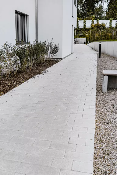 RAINA Pflasterstein grau glatt leicht gefast L 20-40 cm B 15 cm H 8 cm