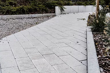 RAINA Pflasterstein grau glatt leicht gefast L 20-40 cm B 15 cm H 8 cm