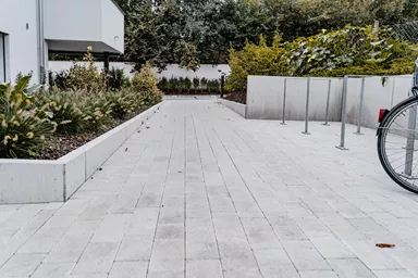 RAINA Pflasterstein grau glatt leicht gefast L 20-40 cm B 15 cm H 8 cm