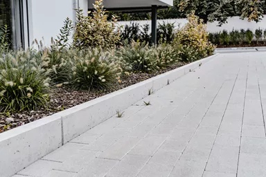 RAINA Pflasterstein grau glatt leicht gefast L 20-40 cm B 15 cm H 8 cm