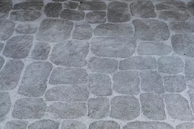 ARENA VISTA Pflasterstein perlgrau strukturiert Kanten gebr. L 6.5 - 23.8 cm B 8.3 - 16.4 cm H 7 cm