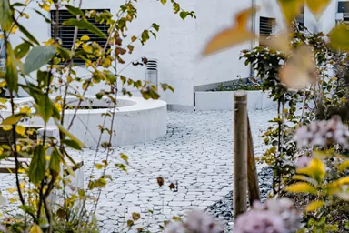 ARENA VISTA Pflasterstein perlgrau strukturiert Kanten gebr. L 6.5 - 23.8 cm B 8.3 - 16.4 cm H 7 cm