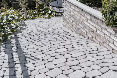 ARENA VISTA Pflasterstein perlgrau strukturiert Kanten gebr. L 6.5 - 23.8 cm B 8.3 - 16.4 cm H 7 cm