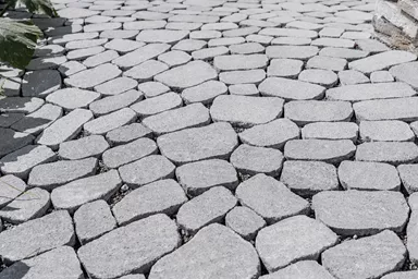 ARENA VISTA Pflasterstein perlgrau strukturiert Kanten gebr. L 6.5 - 23.8 cm B 8.3 - 16.4 cm H 7 cm