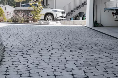 ARENA VISTA Pflasterstein perlgrau strukturiert Kanten gebr. L 6.5 - 23.8 cm B 8.3 - 16.4 cm H 7 cm