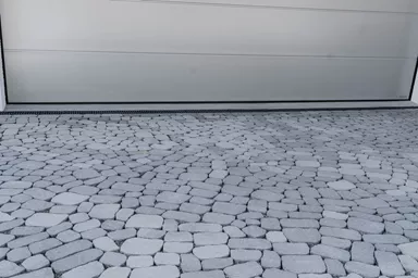 ARENA VISTA Pflasterstein perlgrau strukturiert Kanten gebr. L 6.5 - 23.8 cm B 8.3 - 16.4 cm H 7 cm