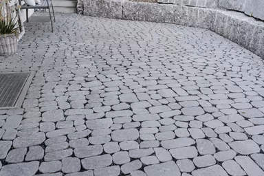 ARENA VISTA Pflasterstein perlgrau strukturiert Kanten gebr. L 6.5 - 23.8 cm B 8.3 - 16.4 cm H 7 cm