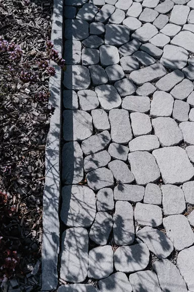 ARENA VISTA Pflasterstein perlgrau strukturiert Kanten gebr. L 6.5 - 23.8 cm B 8.3 - 16.4 cm H 7 cm