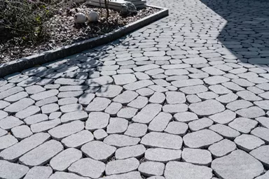 ARENA VISTA Pflasterstein perlgrau strukturiert Kanten gebr. L 6.5 - 23.8 cm B 8.3 - 16.4 cm H 7 cm