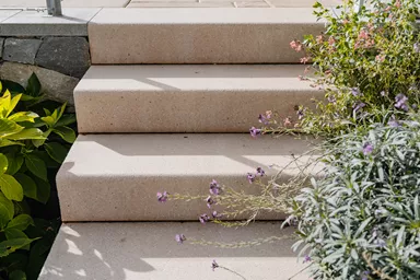 PARADISO Blockstufe ocker gestrahlt gefast L 100 cm B 40 cm H 17 cm