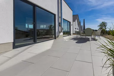 ALENA PLUS Gartenplatte lichtgrau gestrahlt gefast versiegelt L 80 cm B 40 cm H 4 cm