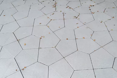 5-Eck Pflasterplatte Typ A + B grau glimmer glatt und strukturiert L 38.1 cm B 30.2 cm H 6 cm