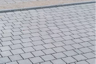 FRIEDA DRAIN Ökostein perlgrau strukturiert Kanten gebrochen L 13.8-16.8 cm B 15.1 cm H 7 cm