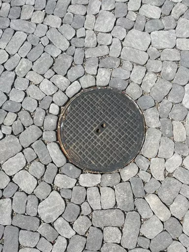 ARENA VISTA Pflasterstein perlgrau strukturiert Kanten gebr. L 6.5 - 23.8 cm B 8.3 - 16.4 cm H 7 cm