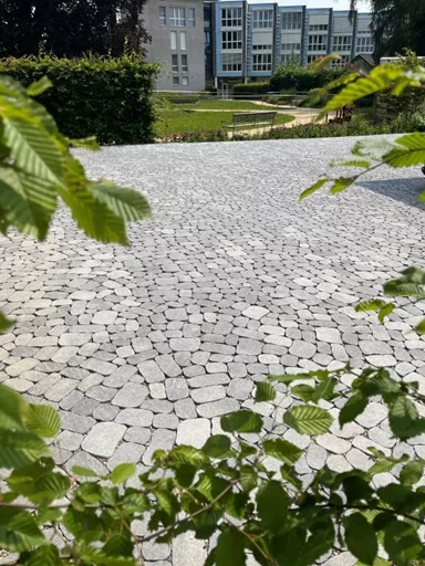 ARENA VISTA Pflasterstein perlgrau strukturiert Kanten gebr. L 6.5 - 23.8 cm B 8.3 - 16.4 cm H 7 cm