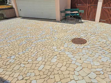 ARENA VISTA Pflasterstein jurakalk strukturiert Kanten gebr. L 6.5 - 21.9 cm B 8.6 - 12.2 cm H 7 cm