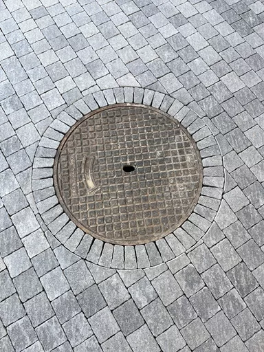 Pavé FRIEDA 7 cm, structuré arêtes cassées, gris perle