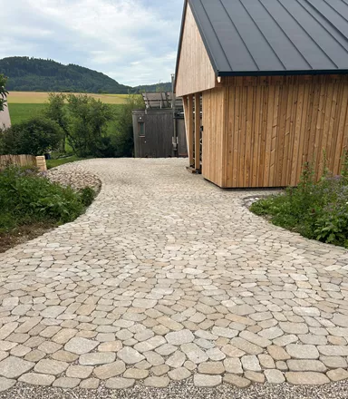 ARENA VISTA Pflasterstein jurakalk strukturiert Kanten gebr. L 6.5 - 21.9 cm B 8.6 - 12.2 cm H 7 cm