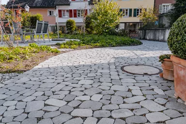 ARENA VISTA Pflasterstein perlgrau strukturiert Kanten gebr. L 6.5 - 23.8 cm B 8.3 - 16.4 cm H 7 cm