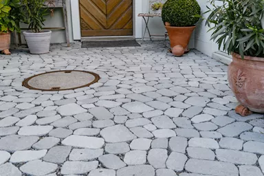 ARENA VISTA Pflasterstein perlgrau strukturiert Kanten gebr. L 6.5 - 23.8 cm B 8.3 - 16.4 cm H 7 cm